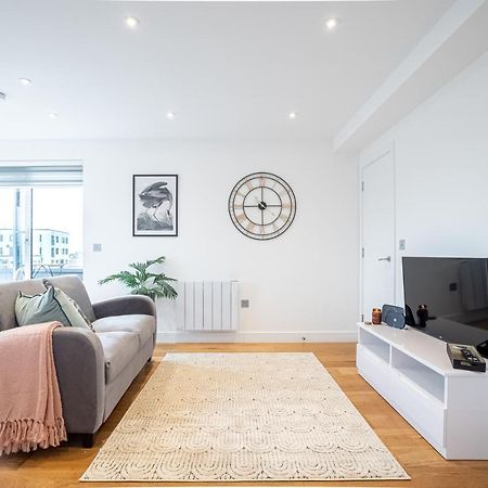 Luxe & Stylish 1 & 2 Bed Flats Near Heathrow, Legoland, & Windsor Slough Exterior photo