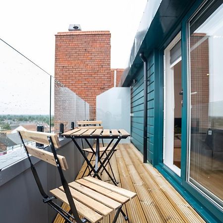 Luxe & Stylish 1 & 2 Bed Flats Near Heathrow, Legoland, & Windsor Slough Exterior photo