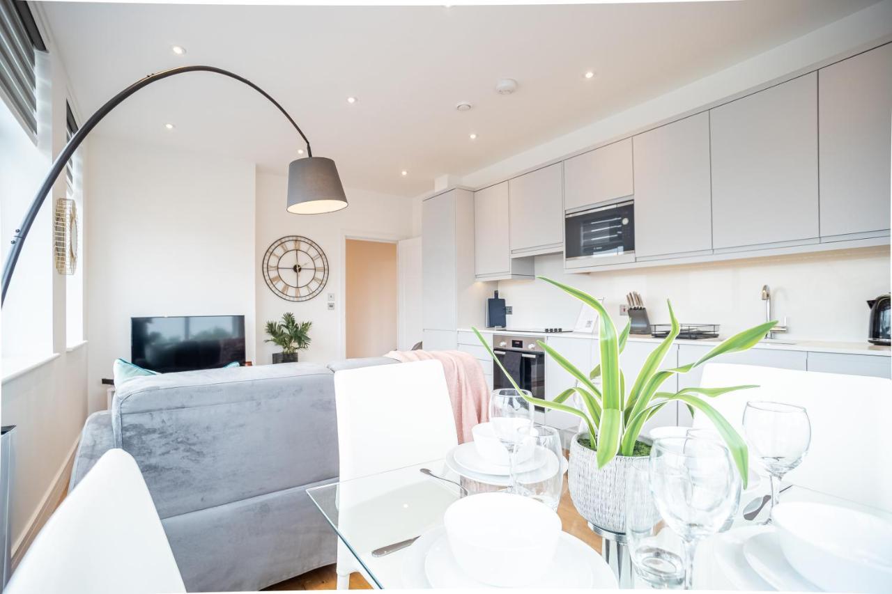 Luxe & Stylish 1 & 2 Bed Flats Near Heathrow, Legoland, & Windsor Slough Exterior photo