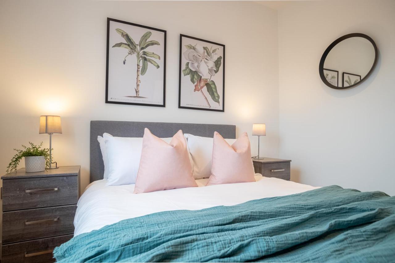 Luxe & Stylish 1 & 2 Bed Flats Near Heathrow, Legoland, & Windsor Slough Exterior photo
