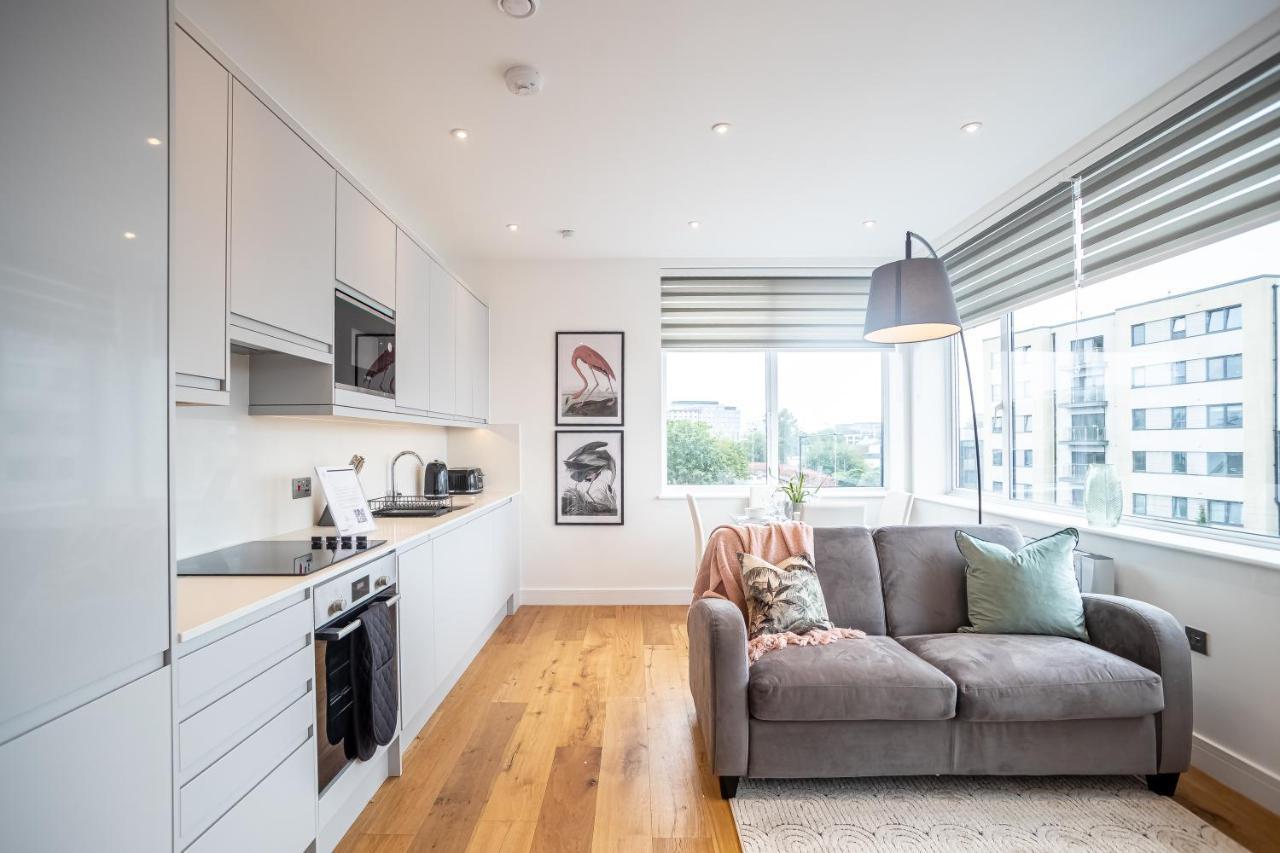 Luxe & Stylish 1 & 2 Bed Flats Near Heathrow, Legoland, & Windsor Slough Exterior photo