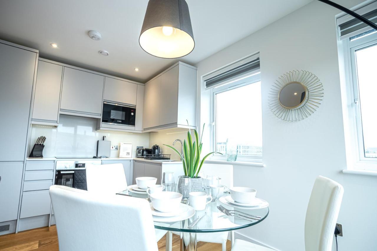 Luxe & Stylish 1 & 2 Bed Flats Near Heathrow, Legoland, & Windsor Slough Exterior photo
