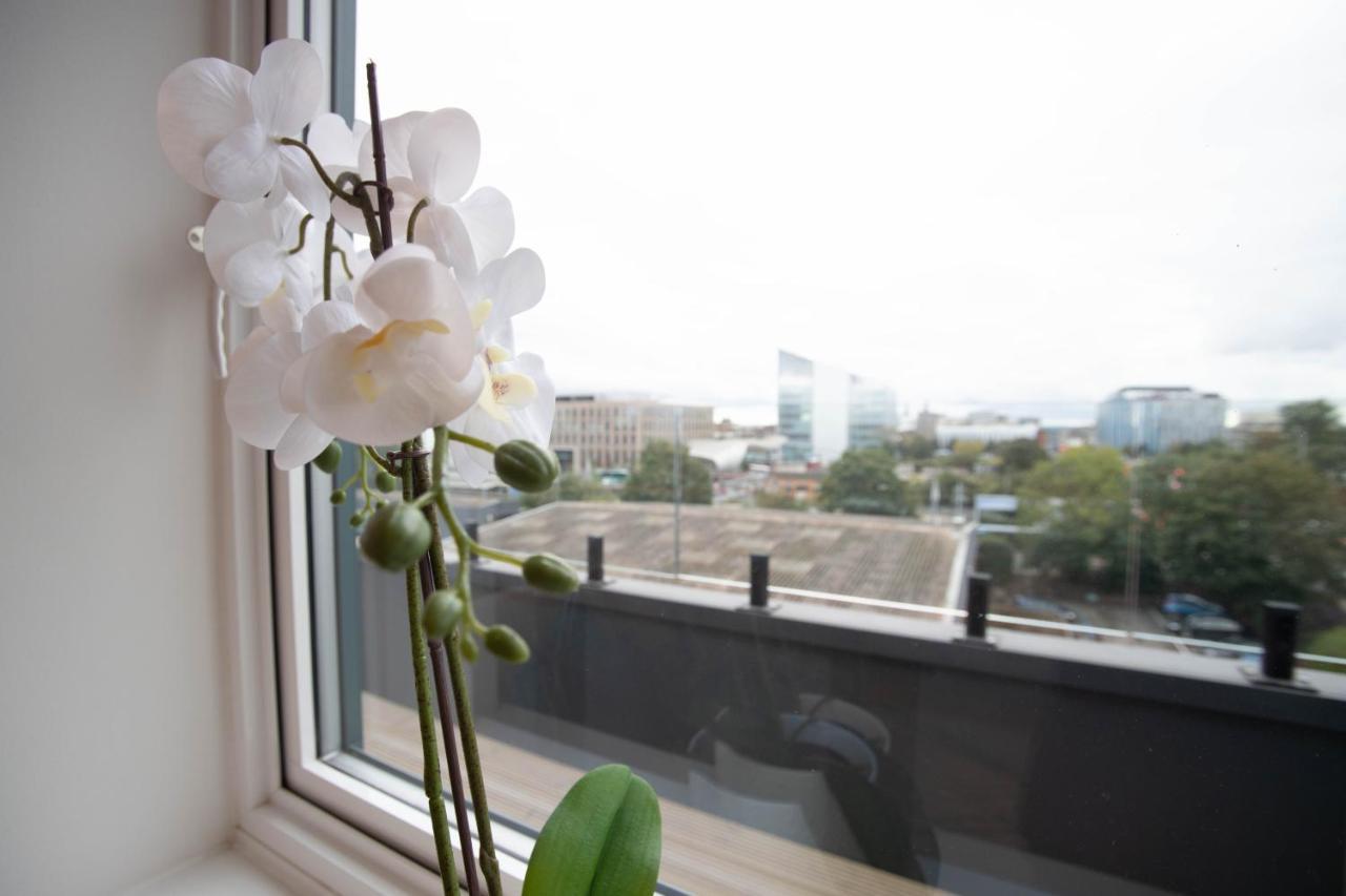 Luxe & Stylish 1 & 2 Bed Flats Near Heathrow, Legoland, & Windsor Slough Exterior photo