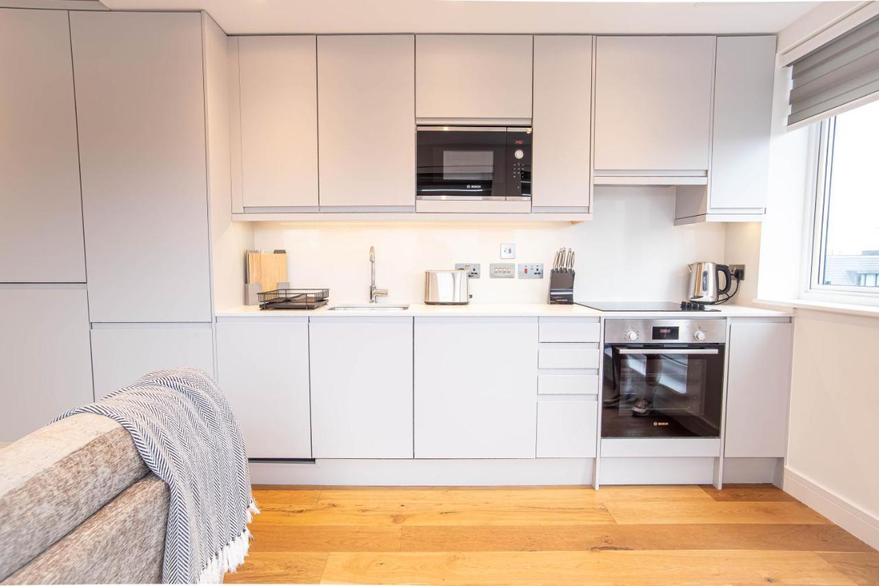 Luxe & Stylish 1 & 2 Bed Flats Near Heathrow, Legoland, & Windsor Slough Exterior photo